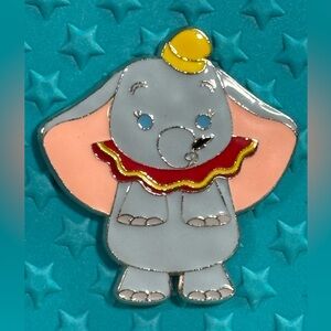 DISNEY PIN DUMBO WITH FEATHER VHS 2022 COLLECTION PARK SERIES FLYING ELEPHANT